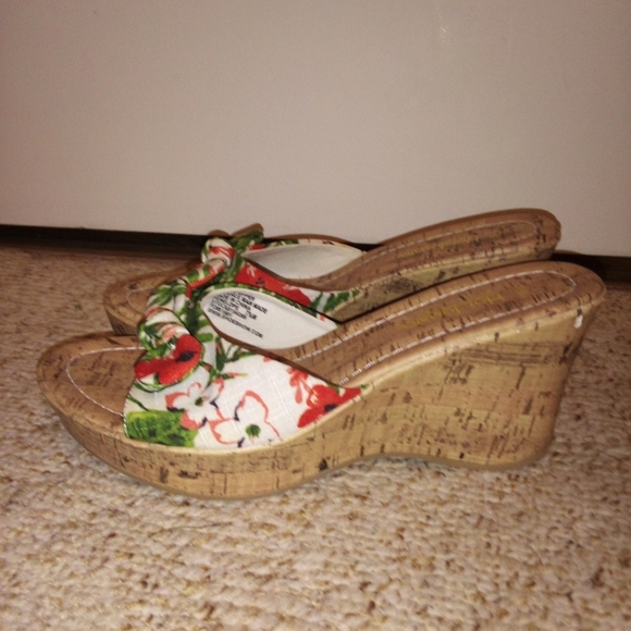 Hot Tomato Shoes - Hot tomato floral wedge sandals women's 7.5M